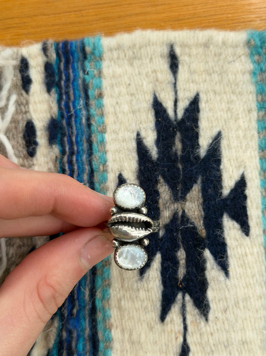Shelly stacker ring
